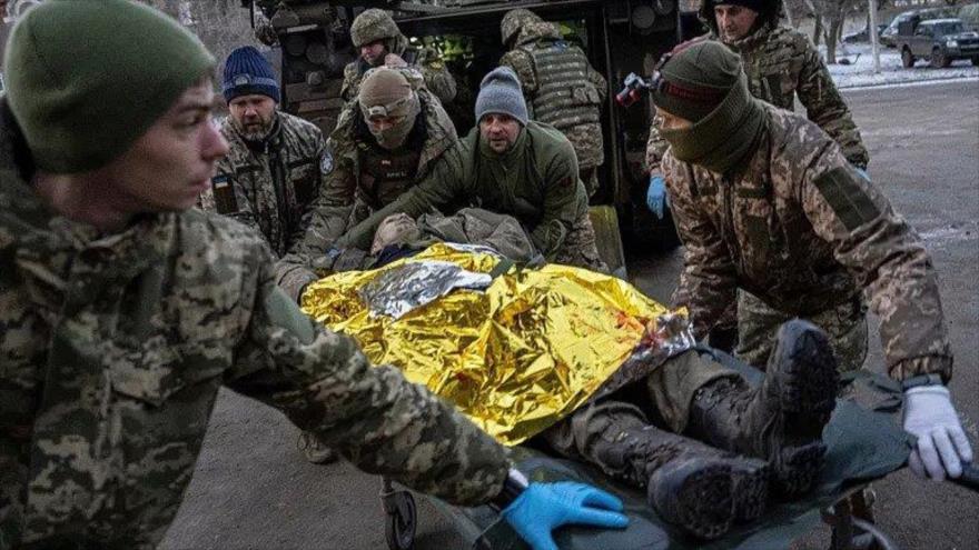 Médicos militares ucranianos llevan a un soldado herido evacuado del campo de batalla en la región de Donetsk, 9 de enero de 2023. (Foto: AP)