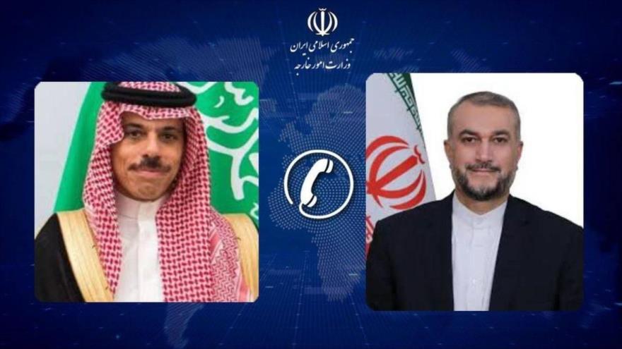 El canciller iraní, Hosein Amir Abdolahian (dcha.), y su par saudí, Faisal bin Farhan Al Saud.