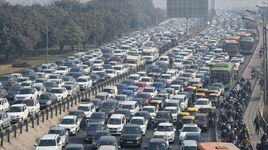 Vista del tráfico en una autopista de Nueva Delhi, India.