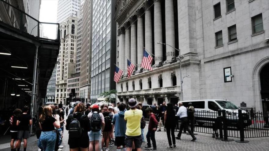 Ciudadanos estadounidenses se congregan frente a la Bolsa de Valores de Nueva York. (Foto: Associated Press)

