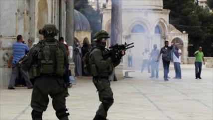 Militares y colonos israelíes asaltan Al-Aqsa y expulsan a musulmanes