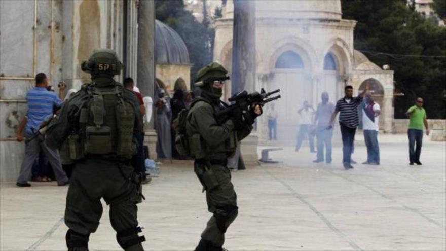 Militares y colonos israelíes asaltan Al-Aqsa y expulsan a musulmanes | HISPANTV