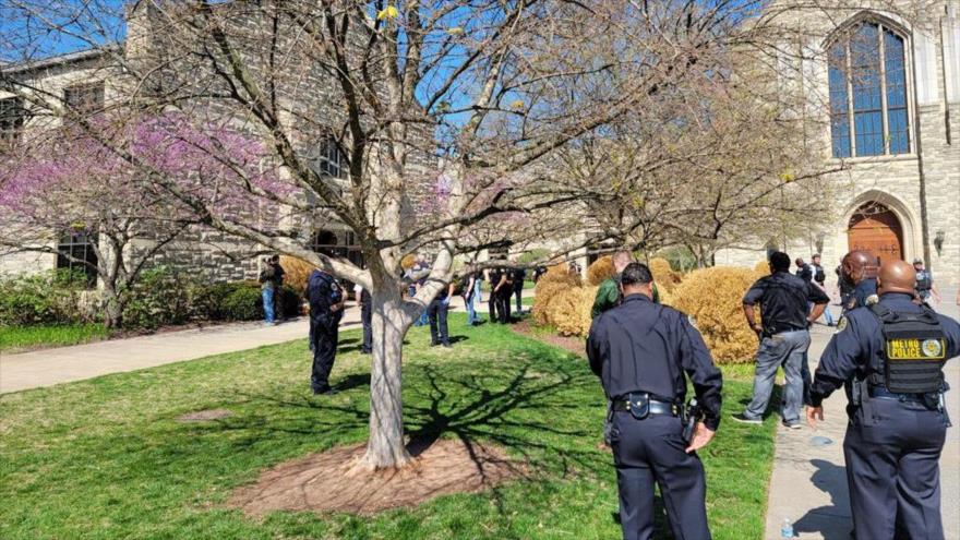 Agentes de policía desplegadas fuera del colegio Covenant, en Nashville (Tennessee), tras un tiroteo, 27 de marzo de 2023.