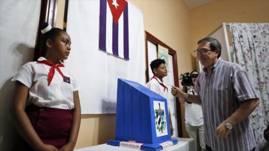 El canciller de Cuba, Bruno Rodríguez, vota durante los comicios parlamentarios nacionales en La Habana, 26 de marzo de 2023.