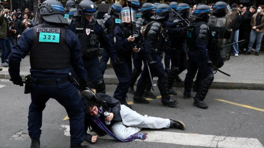 La policía antidisturbios detiene a un manifestante durante una protesta en París, Francia, 23 de marzo de 2023.