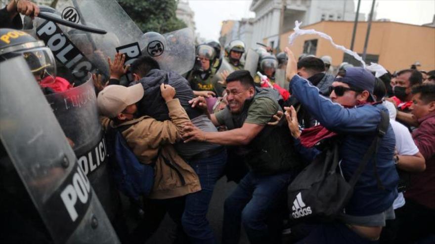 Los manifestantes chocan con la policía antidisturbios durante una protesta en Lima, Perú, 8 de diciembre de 2022. (Foto: Reuters)