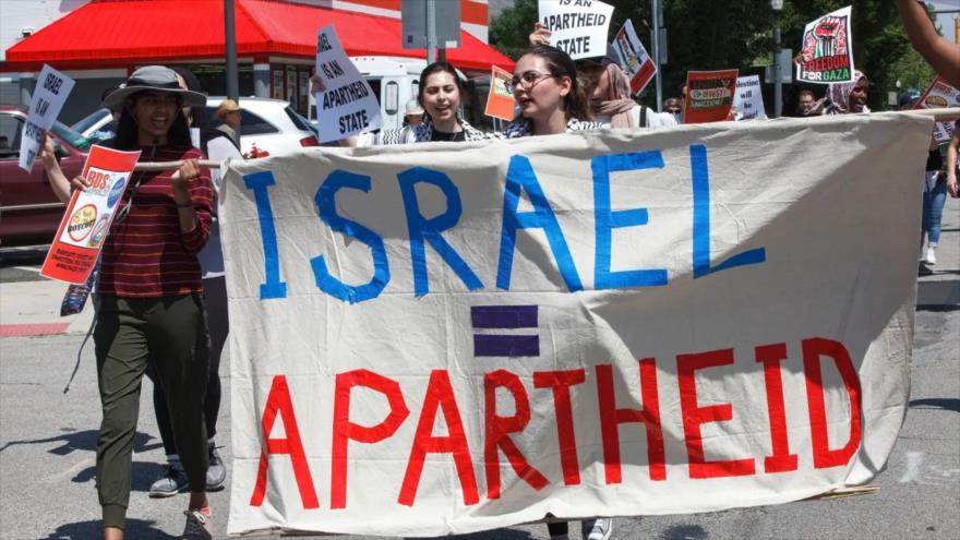 Activistas sostienen una pancarta que equipara a Israel con un sistema de apartheid en una marcha en Ohio, EE.UU., junio de 2021. (Foto: Sopa Images)