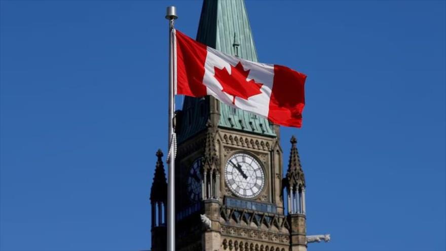 Una bandera canadiense ondea frente a la Torre de la Paz en Parliament Hill en Ottawa, Canadá. (Foto: Reuters)