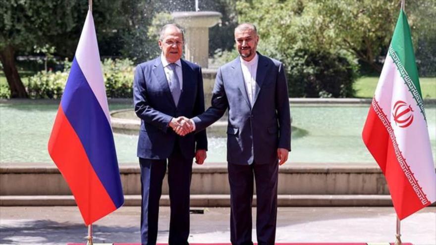 El canciller de Irán, Hosein Amir Abdolahian (dcha.), y su homólogo ruso, Serguéi Lavrov, en Teherán, capital persa, 23 de junio de 2022. 