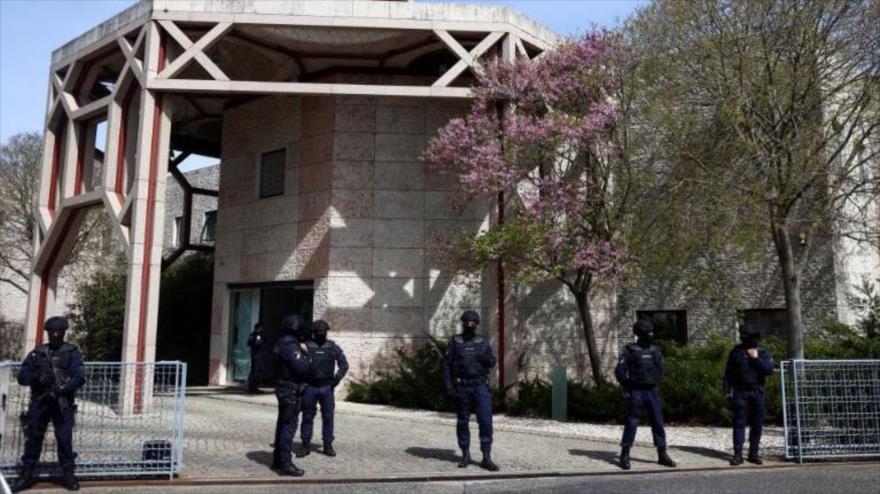 Agentes de policía hacen guardia afuera del Centro musulmán ismailí, tras un ataque mortal en Lisboa, Portugal, 28 de marzo de 2023. (Foto: Reuters)