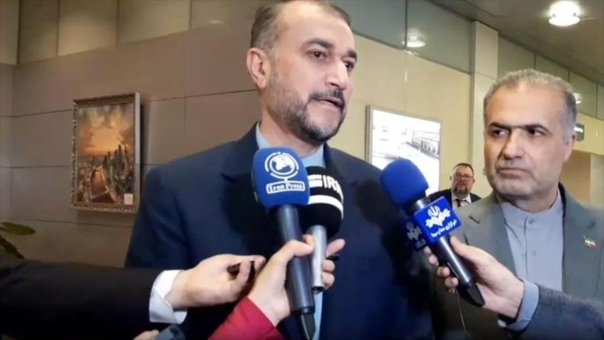 El canciller de Irán, Hosein Amir Abdolahian, habla con los periodistas tras arribar a Moscú, 28 de marzo de 2023.