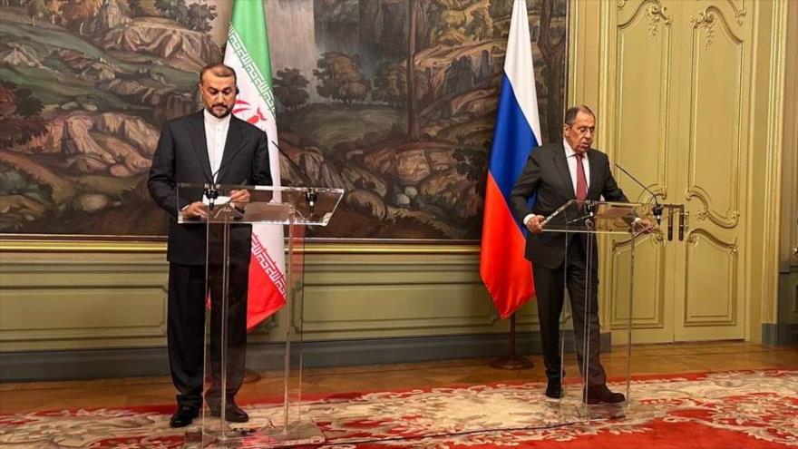 Canciller iraní, Hosein Amir Abdolahian (izda.) y su par ruso, Serguéi Lavrov, en una conferencia de prensa conjunta en Moscú, 29 de marzo de 2023. 