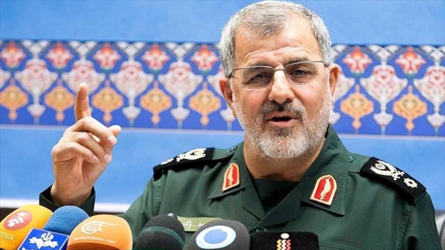 El comandante de la Fuerza Terrestre del Cuerpo de Guardianes de la Revolución Islámica de Irán, el general de brigada Mohamad Pakpur, habla en un mitin.