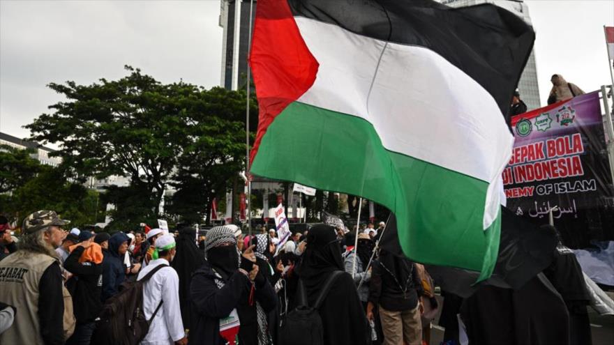Una manifestante sostiene la bandera palestina en una protesta contra la participación de Israel en la Copa Mundial Sub 20 en Yakarta. (Foto: AFP)