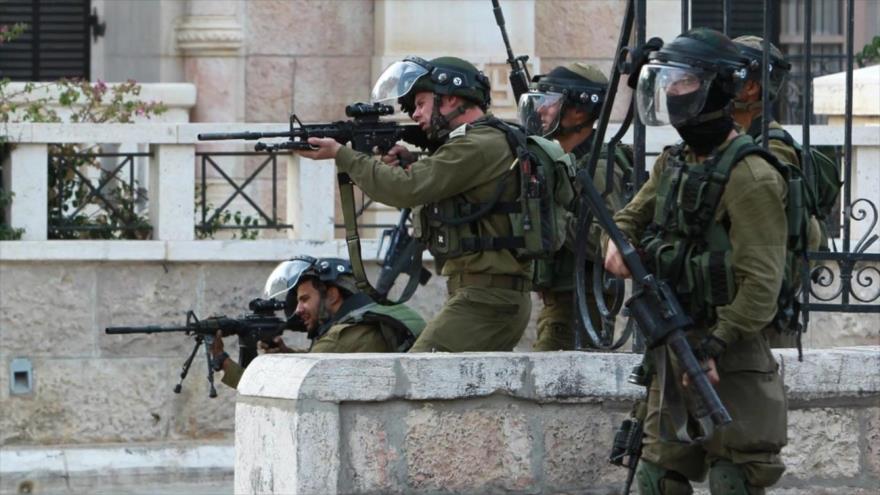 Soldados israelíes apuntan sus armas hacia manifestantes palestinos durante enfrentamientos en Beit Lahm (Belén), Cisjordania. (Foto: AFP)