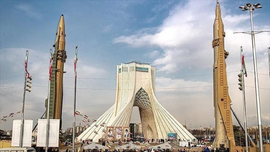 Misiles iraníes exhibidos en la marcha del 44° aniversario del triunfo de la Revolución Islámica en la plaza Azadi de Teherán, 11 de febrero de 2023.
