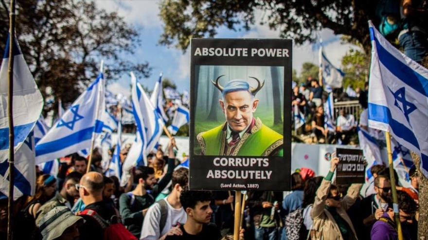 Israelíes protestan en Al-Quds contra la reforma judicial impulsada por el gabinete del primer ministro Benjamín Netanyahu, 27 de marzo de 2023.