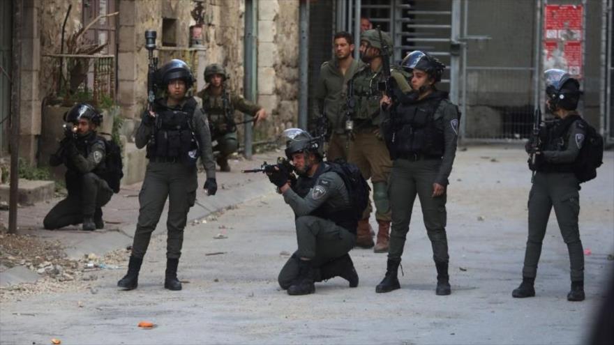Las fuerzas israelíes desplegadas para reprimir una protesta por el asesinato de seis palestinos en Al-Jalil (Hebrón), 8 de marzo de 2023.