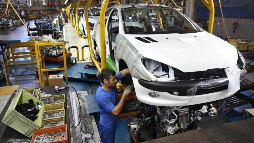 Un trabajador en la planta de fabricación de automóviles del Grupo Industrial Iran Jodro.