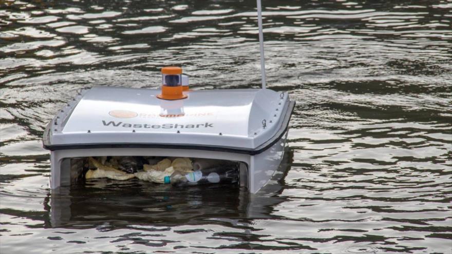 Crean “tiburón robot” que come desechos plásticos en los ríos
