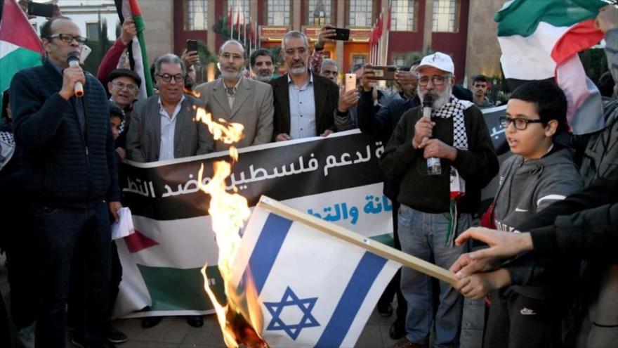 Marroquíes queman la bandera israelí frente al Parlamento y protestan por la normalización de los lazos con Israel, Rabat, Marruecos, 24 de diciembre de 2022. (Foto: AFP)