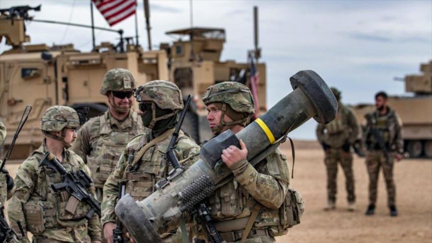 Militar estadounidense lleva un lanzador de misiles Javelin en un ejercicio militar en Siria, 7 de diciembre de 2021. (Foto: AFP)