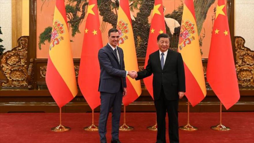 El presidente del Gobierno de España, Pedro Sánchez (izda.), y el mandatario chino, Xi Jinping, se reúnen en Pekín, capital de China.