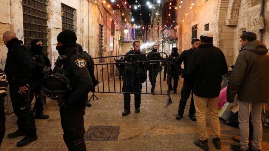 La policía israelí hace guardia en la escena de un incidente de seguridad cerca de la Mezquita Al-Aqsa en Al-Quds, 1 de abril de 2023. (Foto: Reuters)