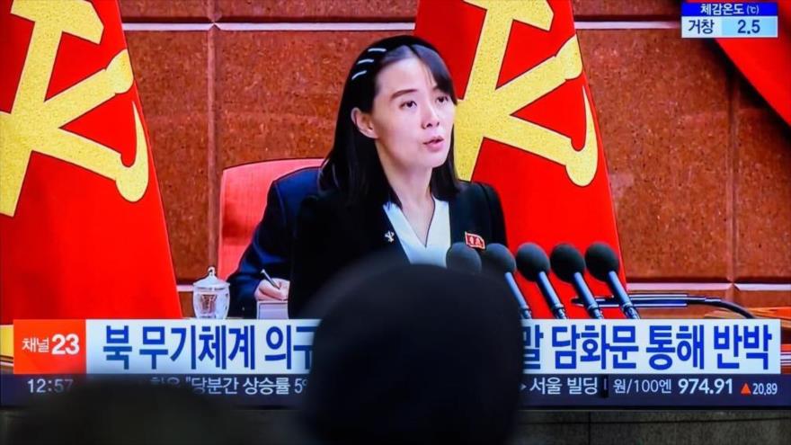 Una pantalla de televisión muestra imágenes de Kim Yo-Jong, influyente hermana del líder de Corea del Norte.