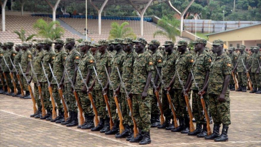 Soldados ugandeses participan en un ensayo de desfile antes de las celebraciones del Día de la Independencia en Kampala, Uganda, 6 de octubre de 2022.