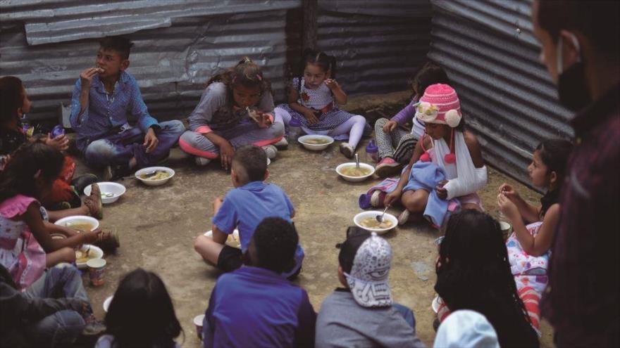 Un grupo de niños pobres comen en el barrio de Paraíso Mirador, Colombia, 6 de septiembre de 2020. (Foto: Getty Images)