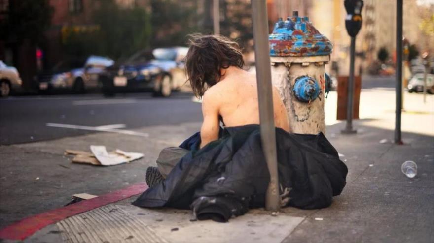 Un pobre sin hogar se sienta en plena calle, en San Francisco (EE.UU.). 