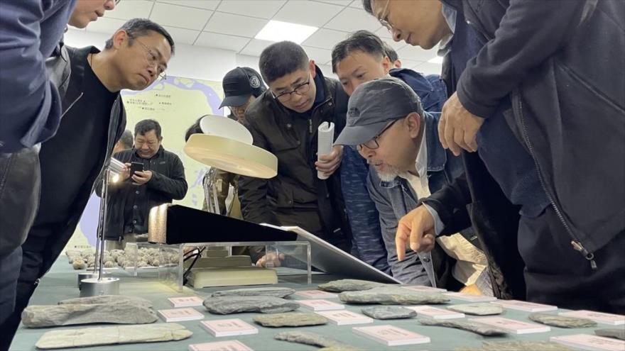 Los expertos observan las diferentes reliquias de piedra, en la ciudad de Wuxi, Jiangsu, 1 de abril de 2023. (Foto: Xinhua)