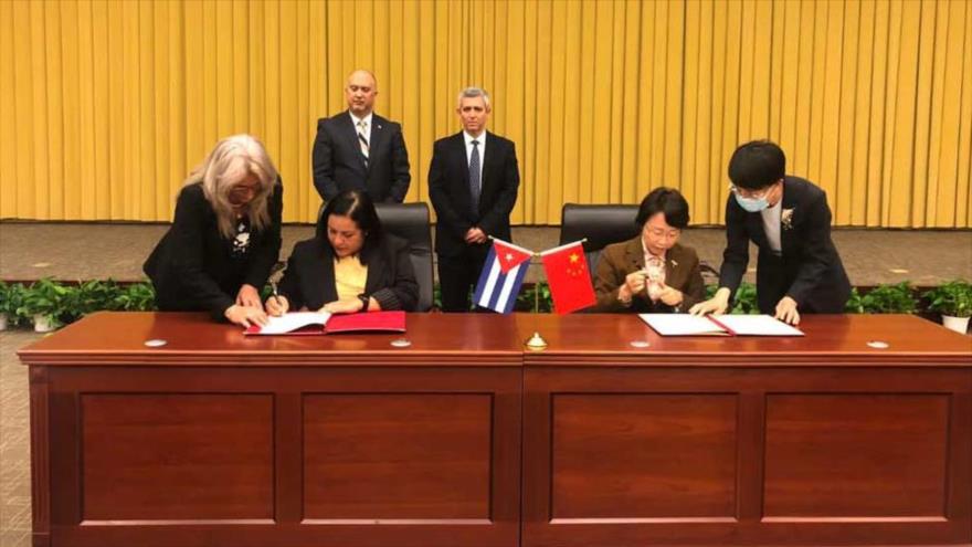 Representantes de China y Cuba firma un acuerdo sobre ciberseguridad en Pekín, 3 de abril de 2023. Foto: Prensa Latina