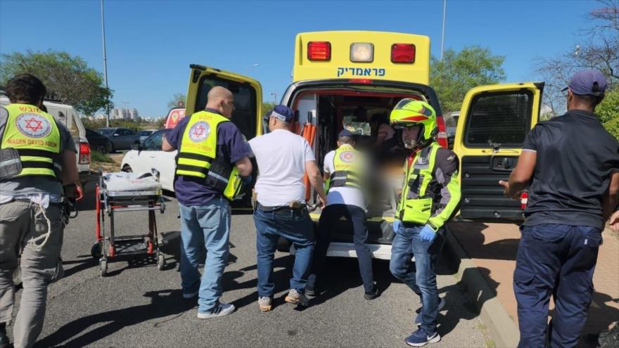 Los servicios de emergencia israelí responden a un ataque de represalia cerca de la ciudad central de Beer Yaakov, 4 de abril de 2023.