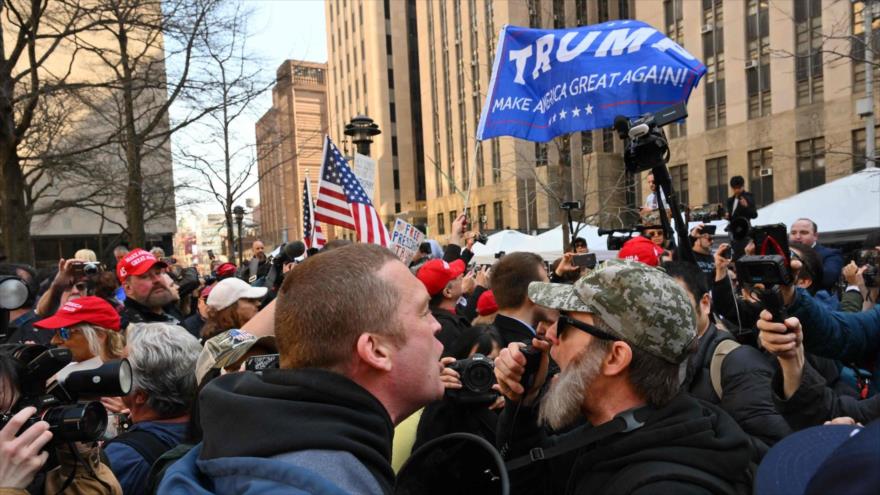 Seguidores de Donald Trump frente al tribunal de Nueva York.
