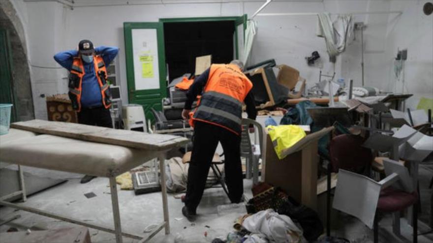 Los palestinos revisan las secuelas de una redada israelí en el centro médico del complejo de la Mezquita Al-Aqsa, 5 de abril de 2023.