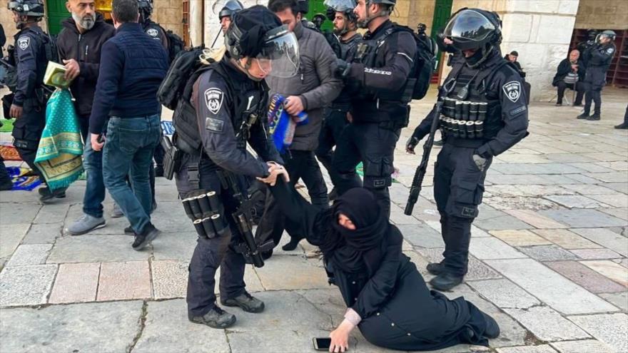 Las fuerzas israelíes retiran a los fieles palestinos sentados en el recinto de la Mezquita Al-Aqsa en Al-Quds (Jerusalén), 5 de abril de 2023.