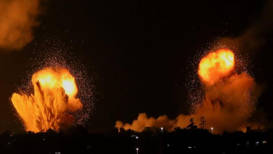 El humo y las llamas se elevan durante los ataques aéreos israelíes contra la Franja de Gaza, 6 de abril de 2023. 