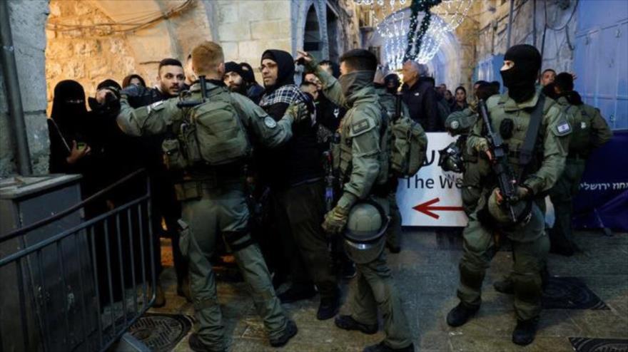 Fuerzas israelíes asaltan el recinto de la Mezquita Al-Aqsa en Al-Quds (Jerusalén), 5 de abril de 2023.