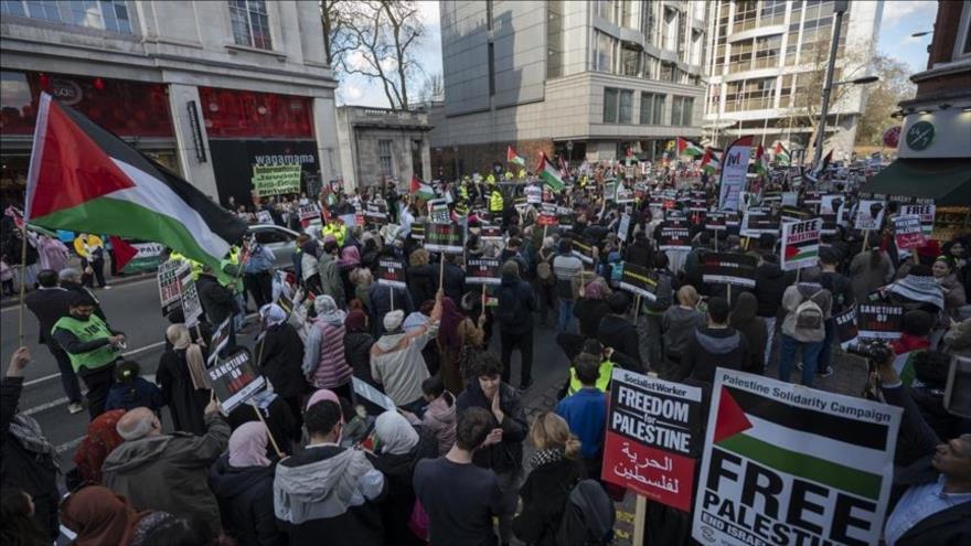 Vídeo: condenan crímenes de Israel frente su embajada en Londres | HISPANTV