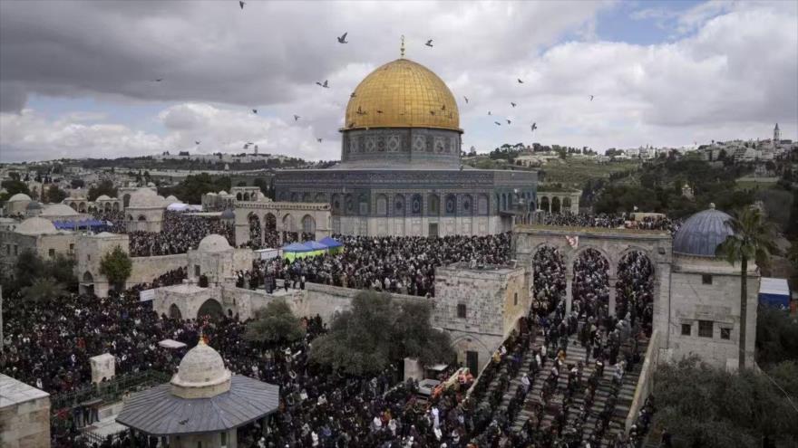 Miles de los musulmanes rezan en el complejo de la Mezquita Al-Aqsa, en Al-Quds (Jerusalén). (Foto: AP)
