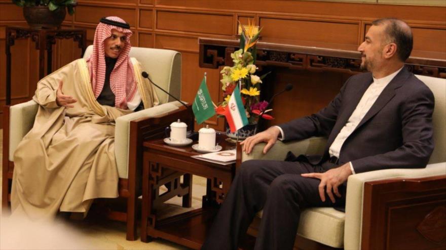 El canciller iraní, Hosein Amir Abdolahian, y su par saudí, Faisal bin Farhan Al Saud, en Pekín, capital de China, 6 de abril de 2023.