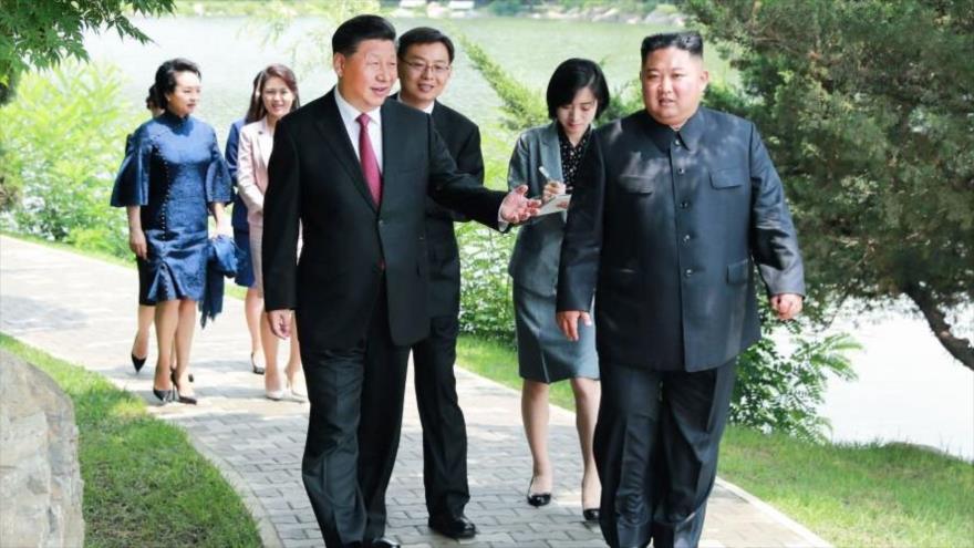 El presidente chino, Xi Jinping, habla con el líder norcoreano, Kim Jong-un, en Pyongyang, capital de Corea del Norte, 21 de junio de 2019.