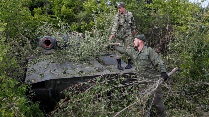 Las tropas prorrusas en sus posiciones de combate en la región de Lugansk, Ucrania, 24 de mayo de 2022. (Foto: Reuters)