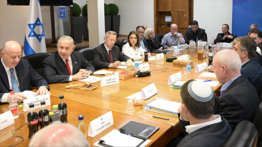 El primer ministro de Israel, Benjamín Netanyahu, (2.º izq.) en una reunión de gabinete, 6 de abril de 2023. (Foto: GPO)