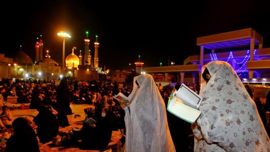 Iraníes celebran la Noche del Destino en el mausoleo de la Hazrat Fatima Masumeh en la ciudad de Qom, 9 de abril de 2023. (Foto: FARS)
