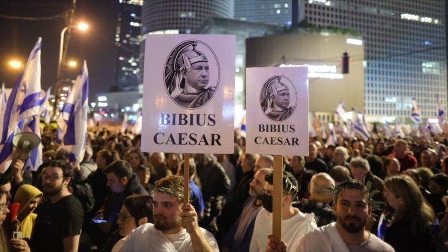 Los manifestantes comparan al premier israelí, Benjamín Netanyahu, con un emperador romano todopoderoso.