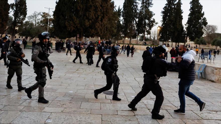 Fuerzas israelíes reprimen a los palestinos en el recinto de la Mezquita Al-Aqsa, 5 de abril de 2023. (Foto: Reuters)