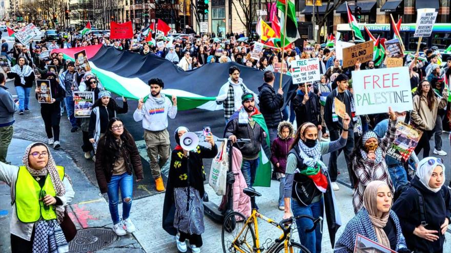 Manifestantes marchan en Chicago para expresar su apoyo a la nación oprimida de Palestina ante los crímenes israelíes, 8 de abril de 2023.